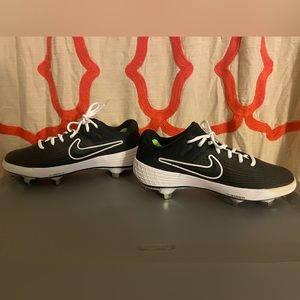 Size 9 women’s softball cleats black and white
